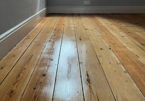 Lacquer refinishing for wooden floors